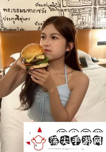女生胸前两颗大大的包是什么