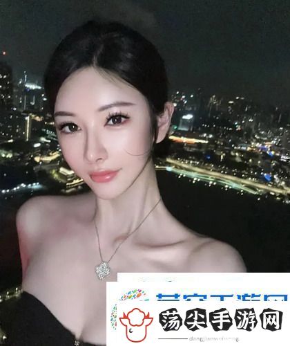 老人船上弄雨荷抚今追昔感叹岁月如歌令人心潮澎湃！