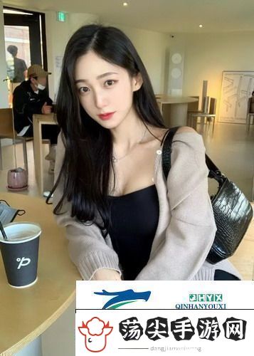 妈妈低着头在厨房做饭友