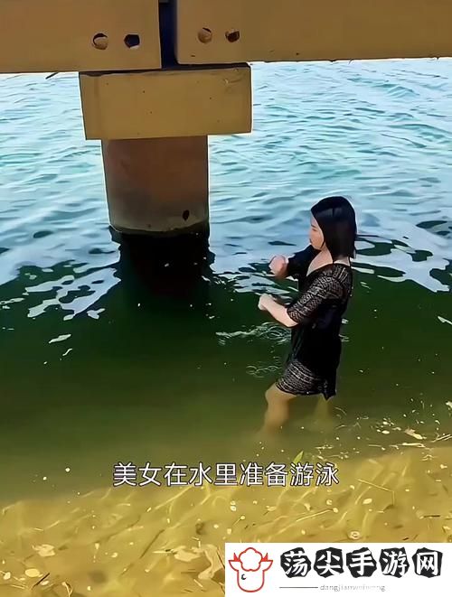 女员工在游泳池的特殊待遇2