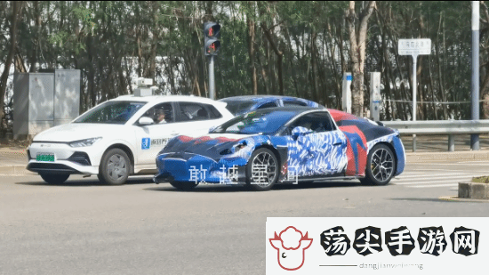 腾势首款跑车街头亮相！性能比肩保时捷911