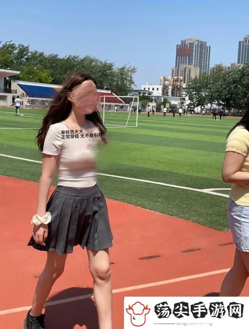 夏天校服太透了R头凸出来了